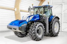 Le nouveau tracteur T7.270 de New Holland est conçu pour fonctionner au méthane ou au GNC. Grâce à un réservoir auxiliaire monté à l'avant, le tracteur dispose d'une autonomie d'environ 11 heures. 