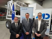 Le ministre de l’Agriculture, des Pêcheries et de l’Alimentation, Donald Martel, le PDG de Machinerie Dubois, Sylvain Perreault, et le ministre délégué au Développement économique régional, Éric Girard. Photo: Eddy Verbeeck 