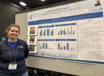 La professeurs Marianne Villetaz-Robichaud de la Faculté de médecine vétérinaire de l'Université de Montréal a présenté les résultats d'une étude sur la détections des lésions aux pattes des vaches dans le cadre du Symposium sur les bovins laitiers 2025 du CRAAQ.