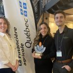 De gauche à droite, Marie-Ève Blackburn, conseillère en financement, Éliana Lapierre, gagnante du concours 2025 Tournez-vous vers l'excellence et copropriétaire de Foliflor, Thomas-Louis Lavallée, copropriétaire de Foliflor.