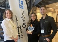 De gauche à droite, Marie-Ève Blackburn, conseillère en financement, Éliana Lapierre, gagnante du concours 2025 Tournez-vous vers l'excellence et copropriétaire de Foliflor, Thomas-Louis Lavallée, copropriétaire de Foliflor.