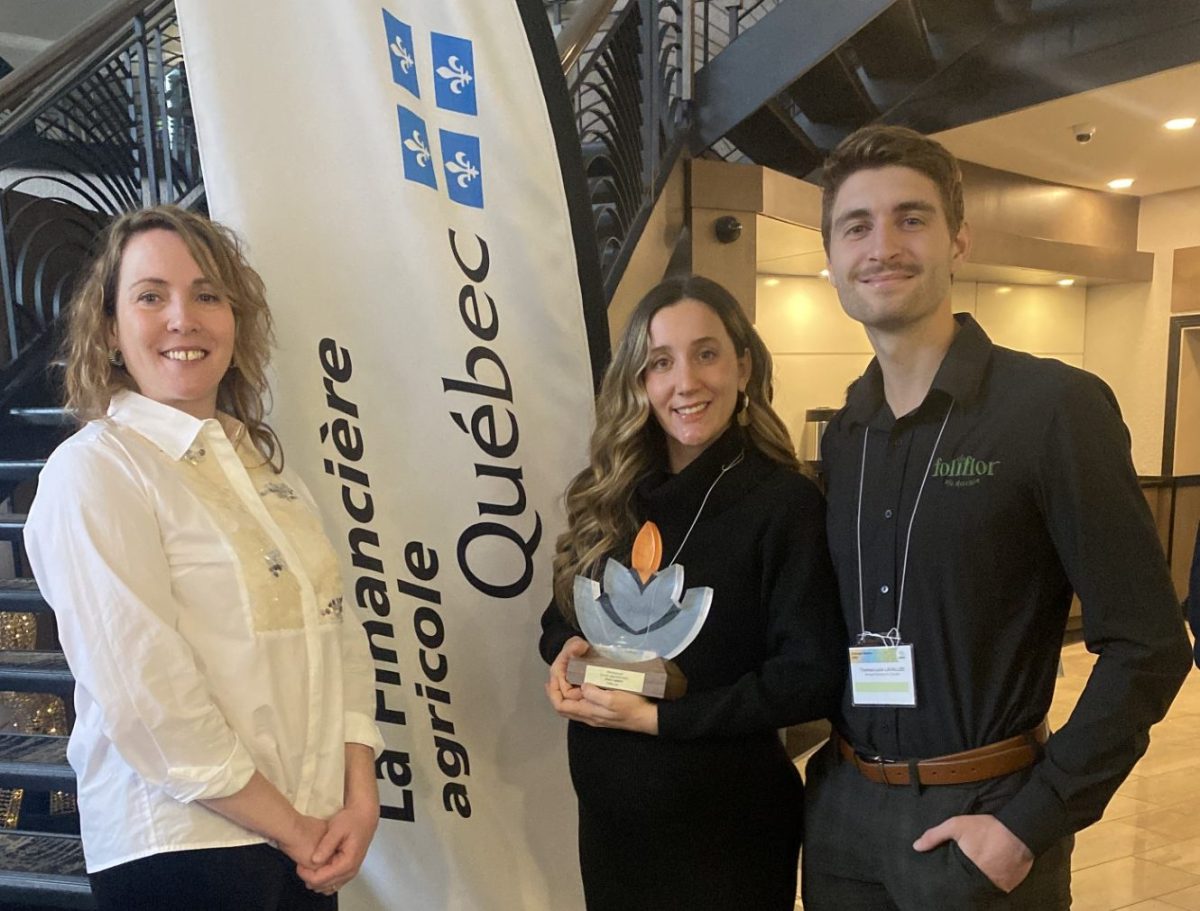 De gauche à droite, Marie-Ève Blackburn, conseillère en financement, Éliana Lapierre, gagnante du concours 2025 Tournez-vous vers l'excellence et copropriétaire de Foliflor, Thomas-Louis Lavallée, copropriétaire de Foliflor.