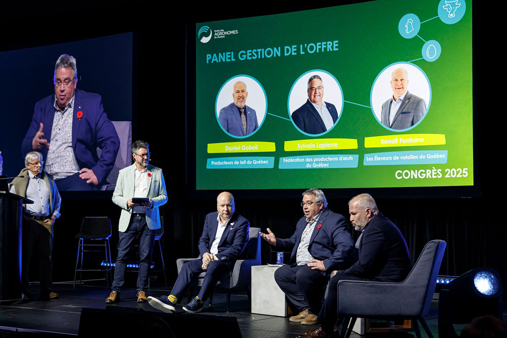 Nicolas Mesly et Pascal Thériault ont animé un panel mettant en vedette, trois présidents de fédérations de productions sous gestion de l'offre, Benoît Fontaine de la volaille, Sylvain Lapierre des oeufs et Daniel Gobeil du lait.