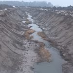 Une idée de l'ampleur du projet. Le sol à nu. Notez que ce cours d'eau est plein jusqu'en haut du talus quatre années sur cinq. On souhaite que les creusages se fassent en juillet-août-septembre afin que la végétation ait le temps de s'installer. On se croise les doigts pour que ça tienne.
