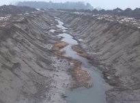 Une idée de l'ampleur du projet. Le sol à nu. Notez que ce cours d'eau est plein jusqu'en haut du talus quatre années sur cinq. On souhaite que les creusages se fassent en juillet-août-septembre afin que la végétation ait le temps de s'installer. On se croise les doigts pour que ça tienne.
