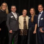 La présidente de Jeunes agriculteurs d’élite du Canada, Amy Cronin, en présence des lauréats nationaux : de l’Ontario, Ryan et Romy Schill de Circle R Livestock et Revolution Wool Compan, et du Québec, Virginie Bourque et Pierre Luc Barré de La Ferme Yves Barré.
