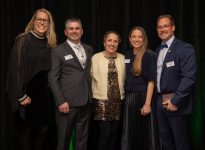 La présidente de Jeunes agriculteurs d’élite du Canada, Amy Cronin (dans le milieu), en présence des lauréats nationaux : de l’Ontario, Ryan et Romy Schill de Circle R Livestock et Revolution Wool Compan (à gauche), et du Québec, Virginie Bourque et Pierre-Luc Barré de La Ferme Yves Barré.