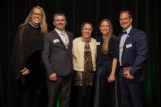 La présidente de Jeunes agriculteurs d’élite du Canada, Amy Cronin, en présence des lauréats nationaux : de l’Ontario, Ryan et Romy Schill de Circle R Livestock et Revolution Wool Compan, et du Québec, Virginie Bourque et Pierre Luc Barré de La Ferme Yves Barré.