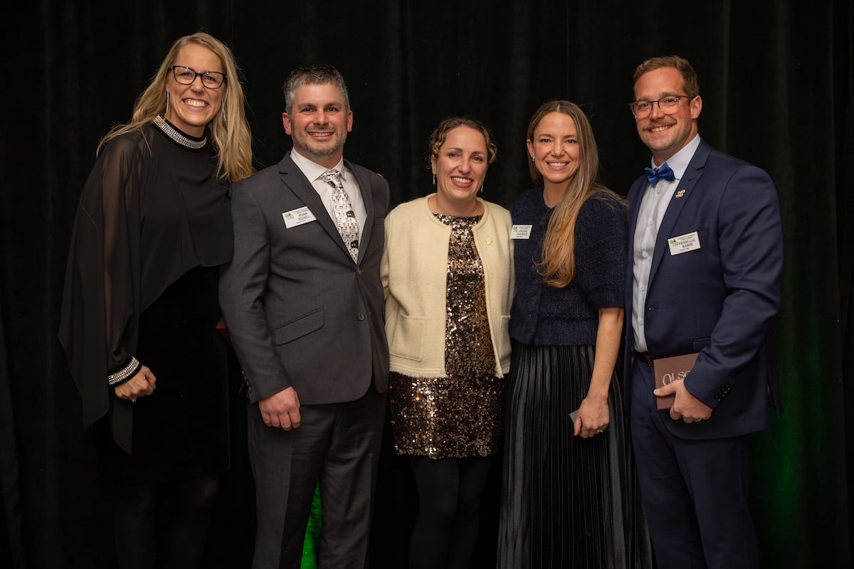 La présidente de Jeunes agriculteurs d’élite du Canada, Amy Cronin, en présence des lauréats nationaux : de l’Ontario, Ryan et Romy Schill de Circle R Livestock et Revolution Wool Compan, et du Québec, Virginie Bourque et Pierre Luc Barré de La Ferme Yves Barré.