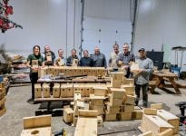 Nous avons construit 100 nichoirs avec une gang de gens motivés.