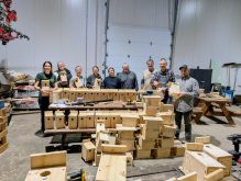 Nous avons construit 100 nichoirs avec une gang de gens motivés.