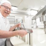 Raymond Métayer a fondé la Fromagerie Le Métayer en 2007. Sa fromagerie fabriquera les fromages Gré des Champs et Pont Blanc développés par la Fromagerie au Gré des Champs.