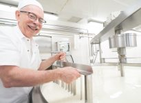 Raymond Métayer a fondé la Fromagerie Le Métayer en 2007. Sa fromagerie fabriquera les fromages Gré des Champs et Pont Blanc développés par la Fromagerie au Gré des Champs.
