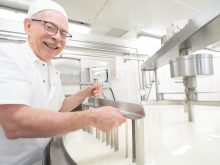 Raymond Métayer a fondé la Fromagerie Le Métayer en 2007. Sa fromagerie fabriquera les fromages Gré des Champs et Pont Blanc développés par la Fromagerie au Gré des Champs.