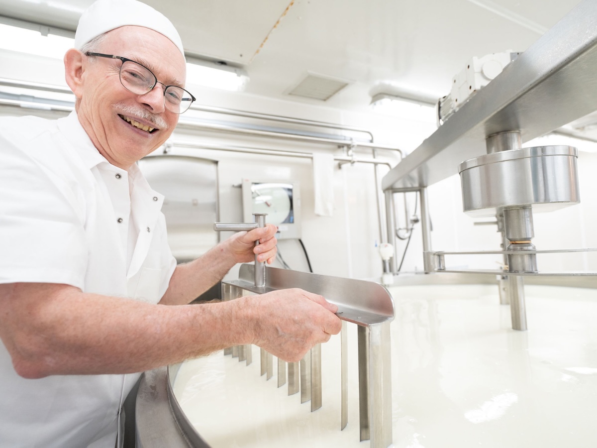 Raymond Métayer a fondé la Fromagerie Le Métayer en 2007. Sa fromagerie fabriquera les fromages Gré des Champs et Pont Blanc développés par la Fromagerie au Gré des Champs.
