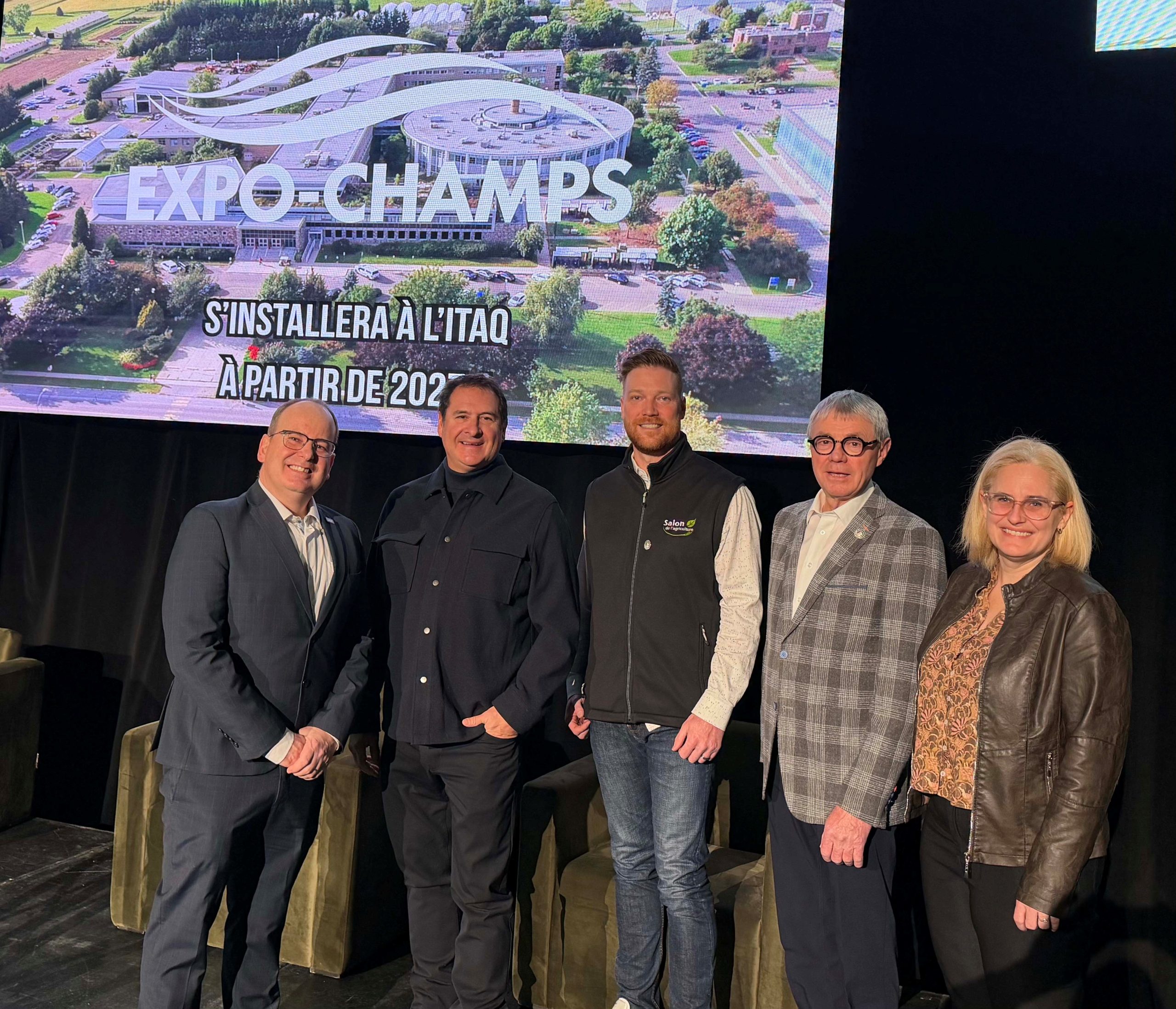 Les gestionnaires d'Expo-Champs et de l'ITAQ étaient présents au Salon de l'agriculture afin d'annoncer leur partenariat. De gauche à droit: Charles Gauvin, vice-président principal en agriproduction pour l'Est du Canada-FAC, Alain Chalifoux, président du conseil d’administration de l’ITAQ, David Messier, directeur général à la SASH, Claude Corbeil,président depuis septembre du comité consultatif Expo-Champs/Salon d’agriculture à la SASH, et Karine Mercier, directrice générale à l'ITAQ