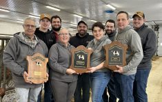 La famille Lemire de la Ferme Micheret aura bient&ocirc;t une quatri&egrave;me plaque de Ma&icirc;tre &Eacute;leveur &agrave; pr&eacute;senter. &Agrave; l&rsquo;avant-plan, de gauche &agrave; droite : Mathieu, Guylaine, Val&eacute;rie et Martial. Derri&egrave;re, de gauche &agrave; droite : Rapha&euml;l, Mathis, Gabriel, Alex et F&eacute;lix.