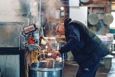 Un &eacute;vaporateur en action durant les sucres.