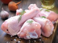 Les éleveurs de poulets s'efforcent d'accroître leur production pour répondre à la demande croissante des consommateurs en aliments riches en protéines. 