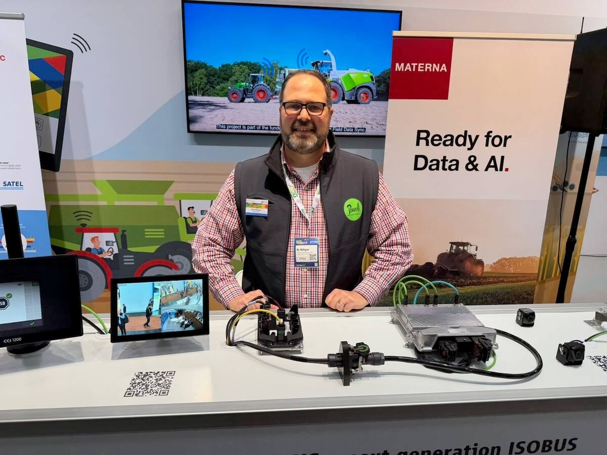 Ryan Milligan au kiosque de la Fondation pour l'&eacute;lectronique de l'industrie agricole (AEF) &agrave; Agritechnica.