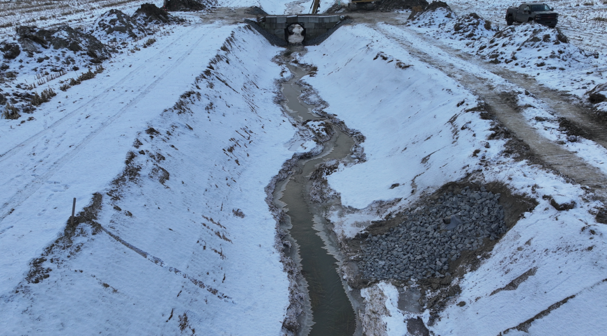 Ça coûterait moins cher aujourd'hui de laisser aller le cours d'eau dans intervention. On investit aujourd'hui afin de s'assurer de conserver l'énorme quantité de terre de chaque côté chez nous plutôt qu'elle se retrouve dans le lac Saint-Pierre dans le futur.