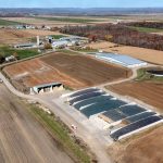 Lors de la construction de la nouvelle étable pour les vaches en lactation, à droite, Yan et Ysabel Jacobs, et leur mère Marian Ghielen de la Ferme Léo Jacobs et fils ont aussi construit un site d’entreposage et de fabrication des aliments pour eux, mais aussi pour trois autres fermes de la famille. L’ancienne étable de la ferme derrière loge les vaches de Gestion Jean Jacobs, le père de Yan et d’Ysabel, ainsi que les vaches taries et la relève de la Ferme Léo Jacobs. À gauche, on voit la Ferme Ty-D, propriété de Tyler Doiron, le conjoint d’Ysabel. La Ferme New Jersey de la sœur d’Ysabel, Laurie, et de son conjoint Mathieu Jalbert est située à une dizaine de minutes de là.