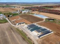 Lors de la construction de la nouvelle étable pour les vaches en lactation, à droite, Yan et Ysabel Jacobs, et leur mère Marian Ghielen de la Ferme Léo Jacobs et fils ont aussi construit un site d’entreposage et de fabrication des aliments pour eux, mais aussi pour trois autres fermes de la famille. L’ancienne étable de la ferme derrière loge les vaches de Gestion Jean Jacobs, le père de Yan et d’Ysabel, ainsi que les vaches taries et la relève de la Ferme Léo Jacobs. À gauche, on voit la Ferme Ty-D, propriété de Tyler Doiron, le conjoint d’Ysabel. La Ferme New Jersey de la sœur d’Ysabel, Laurie, et de son conjoint Mathieu Jalbert est située à une dizaine de minutes de là.