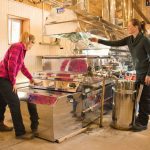 Mélanie et Danielle Gagné se complètent à merveille durant les tâches des sucres, le moment le plus intense, mais aussi le plus valorisant de la saison.