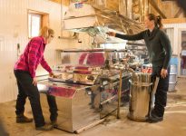 Mélanie et Danielle Gagné se complètent à merveille durant les tâches des sucres, le moment le plus intense, mais aussi le plus valorisant de la saison.