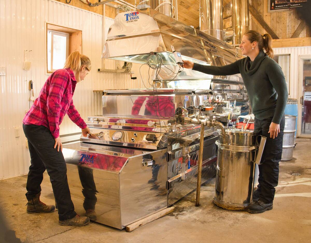 Mélanie et Danielle Gagné se complètent à merveille durant les tâches des sucres, le moment le plus intense, mais aussi le plus valorisant de la saison.
