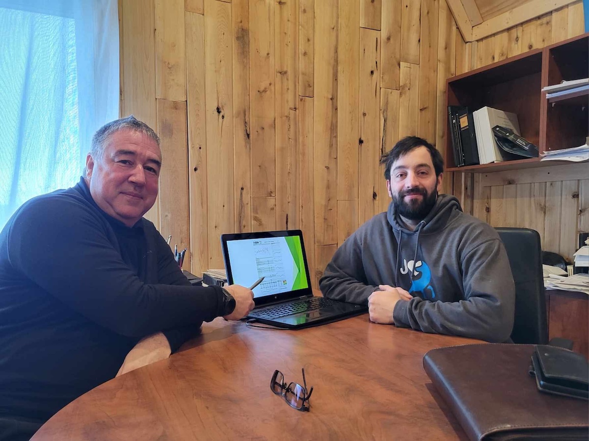 Le consultant Michel Mercier et le producteur de porcs Mathieu Bisson ont travaillé ensemble pour élaborer la platefoirme de gestion des marchés agricoles Agrintel.