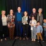 Francine Trépanier et Nathalie Côté des Producteurs de bovins du Québec ont remis le Prix de l’intendance environnementale à Victor Drury que l’on voit au centre avec sa conjointe Amanda, ses enfants Grace, Alexander et George, ainsi que ses parents Gib et Chantal Tie.