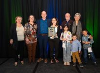 Francine Trépanier et Nathalie Côté des Producteurs de bovins du Québec ont remis le Prix de l’intendance environnementale à Victor Drury que l’on voit au centre avec sa conjointe Amanda, ses enfants Grace, Alexander et George, ainsi que ses parents Gib et Chantal Tie.