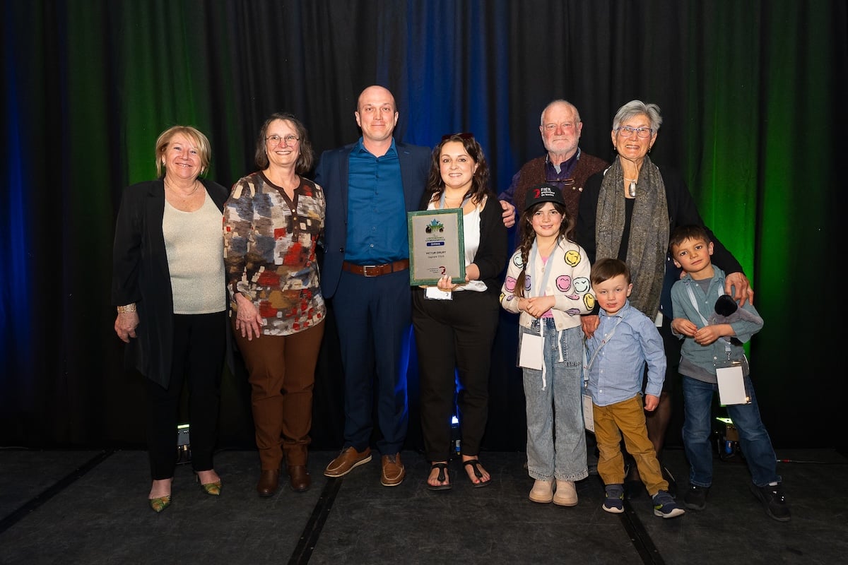 Francine Trépanier et Nathalie Côté des Producteurs de bovins du Québec ont remis le Prix de l’intendance environnementale à Victor Drury que l’on voit au centre avec sa conjointe Amanda, ses enfants Grace, Alexander et George, ainsi que ses parents Gib et Chantal Tie.