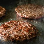 Les restaurants Ashton s'approvisionnent dorénavant de boeuf certifié «Boeuf: origine Québec» pour les boulettes de ses hamburgers.