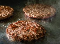 Les restaurants Ashton s'approvisionnent dorénavant de boeuf certifié «Boeuf: origine Québec» pour les boulettes de ses hamburgers.