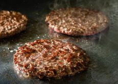 Les restaurants Ashton s'approvisionnent dor&eacute;navant de boeuf certifi&eacute; &laquo;Boeuf: origine Qu&eacute;bec&raquo; pour les boulettes de ses hamburgers.