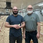William, l’un des trois fils de Gislain Houle impliqués dans l’entreprise, a travaillé comme chargé de projet pour la construction des deux nouveaux poulaillers de l’entreprise. On le voit en compagnie de son père. 