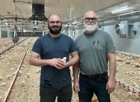 William, l’un des trois fils de Gislain Houle impliqués dans l’entreprise, a travaillé comme chargé de projet pour la construction des deux nouveaux poulaillers de l’entreprise. On le voit en compagnie de son père. 