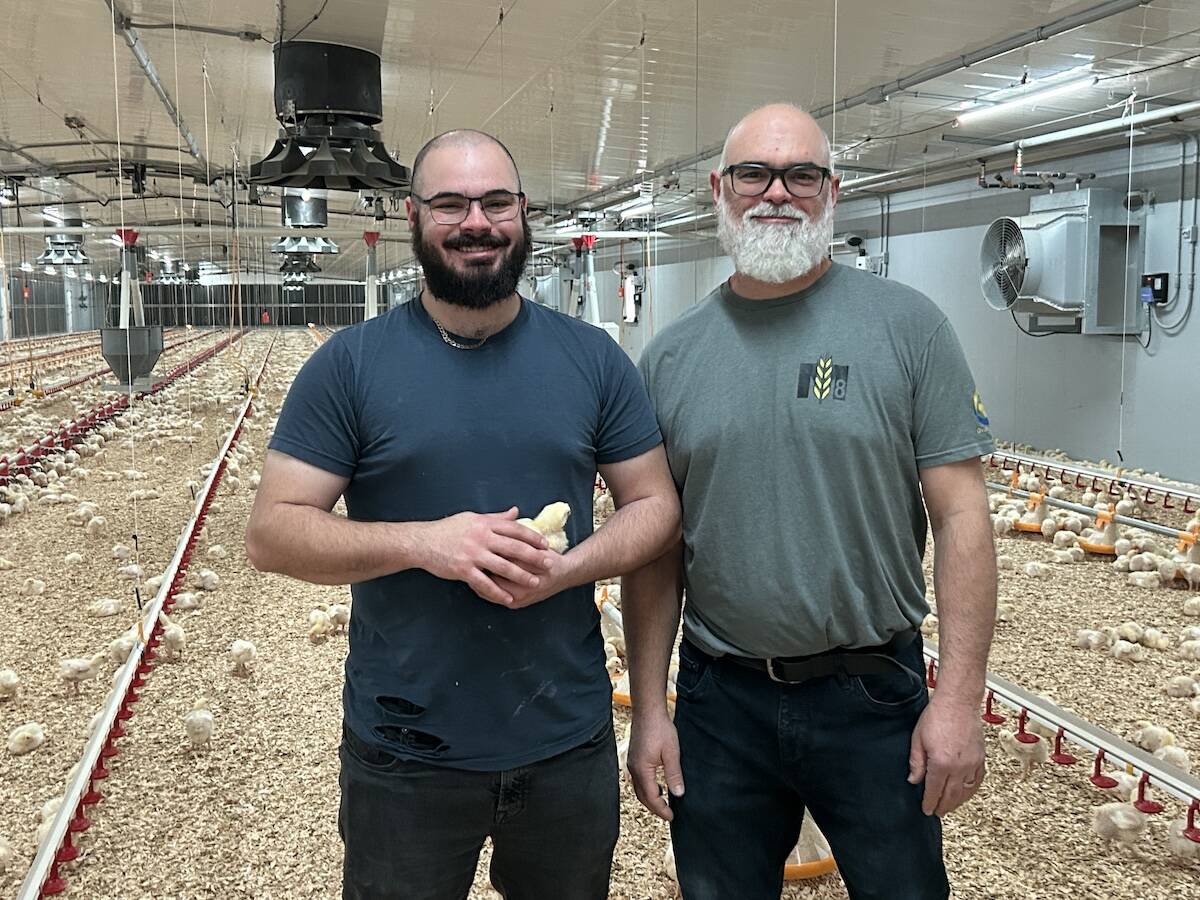 William, l’un des trois fils de Gislain Houle impliqués dans l’entreprise, a travaillé comme chargé de projet pour la construction des deux nouveaux poulaillers de l’entreprise. On le voit en compagnie de son père. 