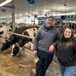 Le propriétaire de la Ferme 299, Jean-Pierre Bussières, a travaillé en équipe pour l’élaboration de son projet. La consultante Alicia Moreau de Service Conseil AM aide à la régie des vaches en traite robotisée.
