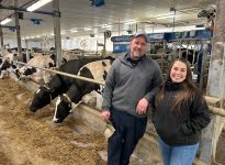 Le propriétaire de la Ferme 299, Jean-Pierre Bussières, a travaillé en équipe pour l’élaboration de son projet. La consultante Alicia Moreau de Service Conseil AM aide à la régie des vaches en traite robotisée.