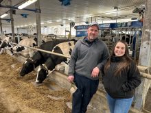 Le propri&eacute;taire de la Ferme 299, Jean-Pierre Bussi&egrave;res, a travaill&eacute; en &eacute;quipe pour l&rsquo;&eacute;laboration de son projet. La consultante Alicia Moreau de Service Conseil AM aide &agrave; la r&eacute;gie des vaches en traite robotis&eacute;e.