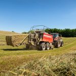 Le système de gestion des outils de tracteur (TIM) de Massey Ferguson permet à la presse à balles carrées Hesston série LB de gérer la vitesse du tracteur afin de produire des balles de haute qualité et homogènes. Photo : AGCO
