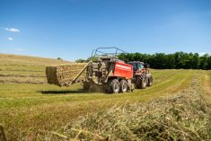 Le syst&egrave;me de gestion des outils de tracteur (TIM) de Massey Ferguson permet &agrave; la presse &agrave; balles carr&eacute;es Hesston s&eacute;rie LB de g&eacute;rer la vitesse du tracteur afin de produire des balles de haute qualit&eacute; et homog&egrave;nes. Photo : AGCO