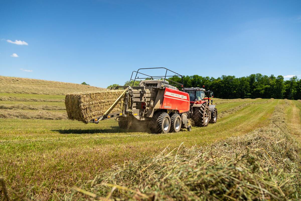 Le système de gestion des outils de tracteur (TIM) de Massey Ferguson permet à la presse à balles carrées Hesston série LB de gérer la vitesse du tracteur afin de produire des balles de haute qualité et homogènes. Photo : AGCO