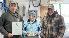 Serge Dumont, Th&eacute;r&egrave;se Fournier et Claude Morin, de la Ferme du Bras situ&eacute;e &agrave; Saint-Isidore dans Chaudi&egrave;re-Appalaches-Sud, gagnants du Lait&rsquo;xcellent Or 2025. 