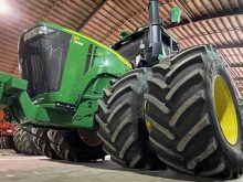 Il est pr&eacute;f&eacute;rable de v&eacute;rifier r&eacute;guli&egrave;rement la pression des pneus de tracteur, surtout lors des changements de saison. Photo : Dave Bedard